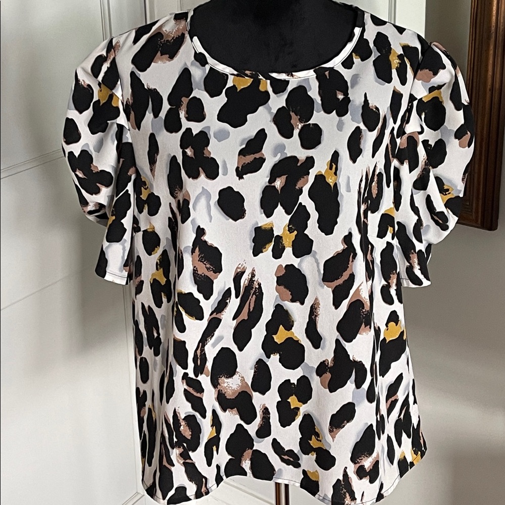 SHEIN Curve Monochrome Patterned top. Cap sleeve. Button back. Size 1X. NWOT